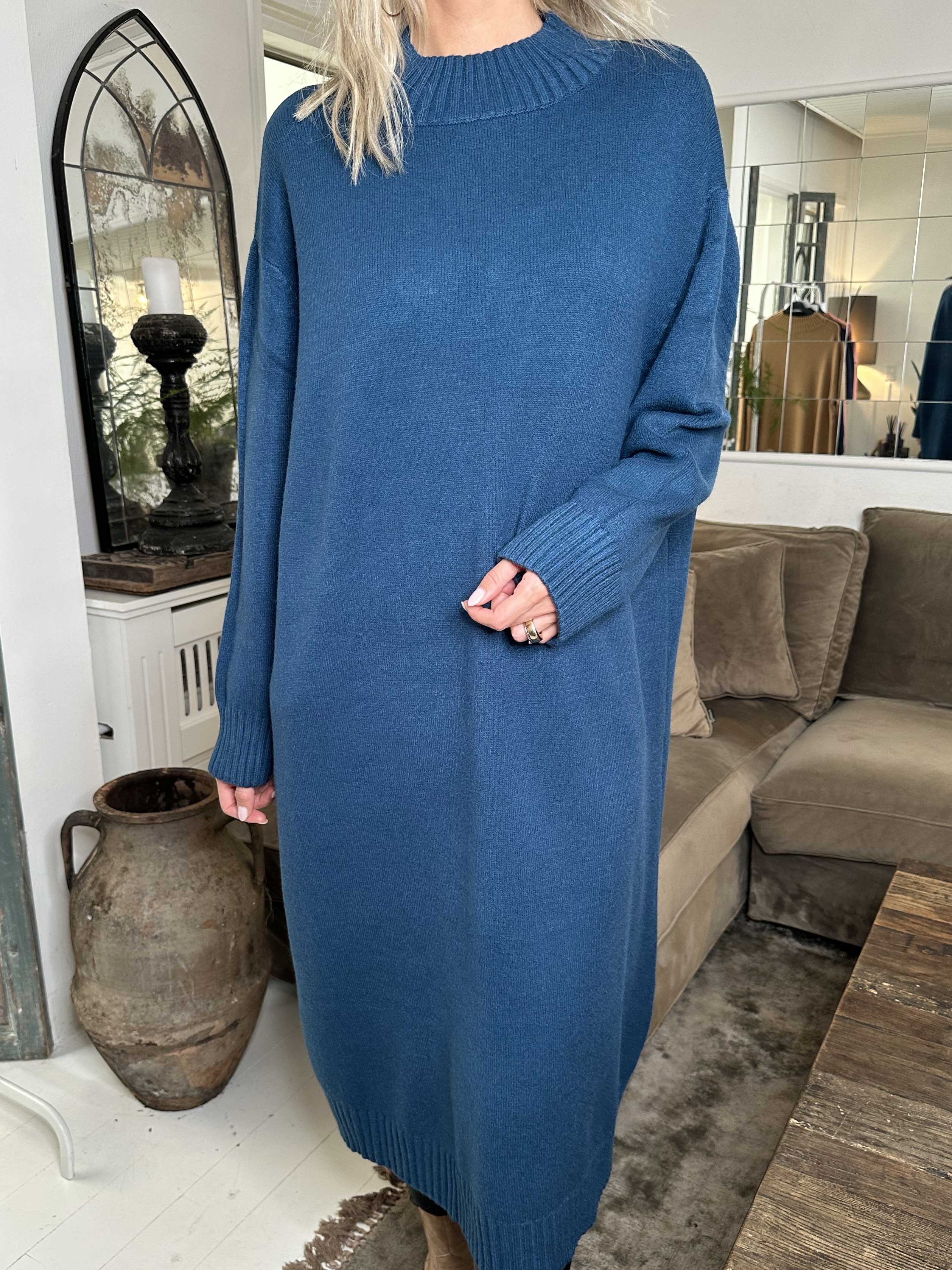 Katia - Snygg mjuk stickad klänning